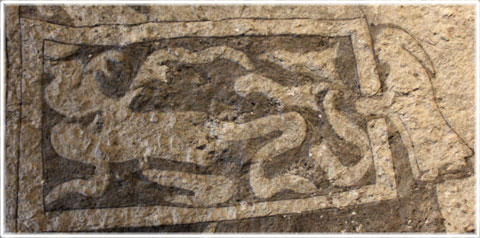 En ormgrop på en bildsten, 700-talet