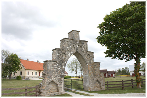 Medeltida port vid Gothem prästgård