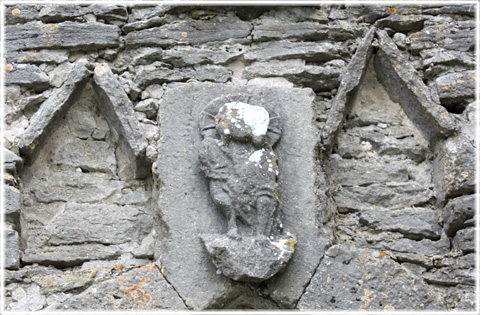 Reliefer på den medeltida port vid Gothem prästgård