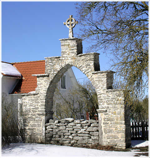 Medeltida gårdsport vid Bro medeltida prästgård
