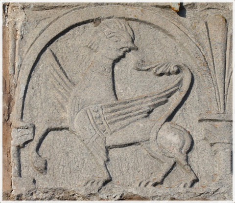 skulptur på Vänge kyrka