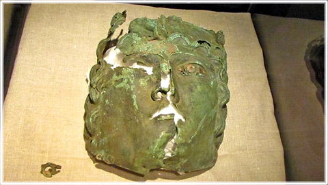En romersk bronsmask, 100-talet e.Kr.