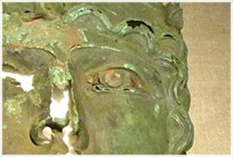 Närbild av den romerska bronsmasken