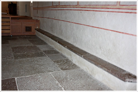 Medeltida stenbänkar i Garda kyrka