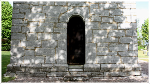 En portal i Halla kyrka